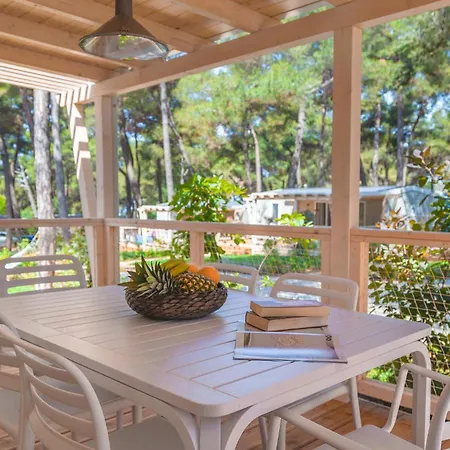 Awesome Stacaravan In Tar 4* Poreč