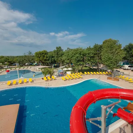 Awesome Stacaravan In Tar 4*