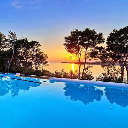 Awesome Stacaravan In Tar 4*