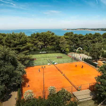 Awesome Stacaravan In Tar 4*