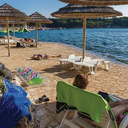 Campingplatz Awesome Stacaravan In Tar 4*